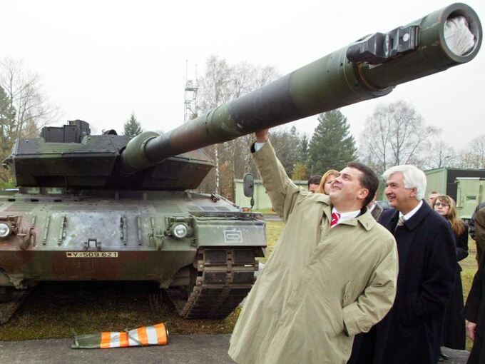 Gabriel besichtigt Panzer