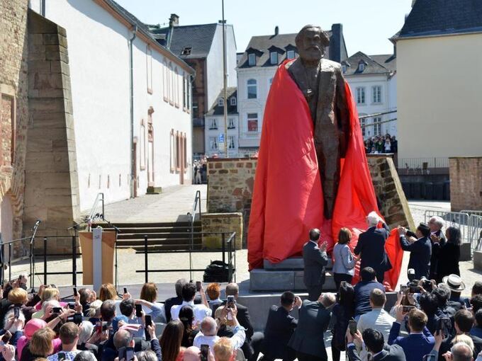Karl Marx Statue enthüllt