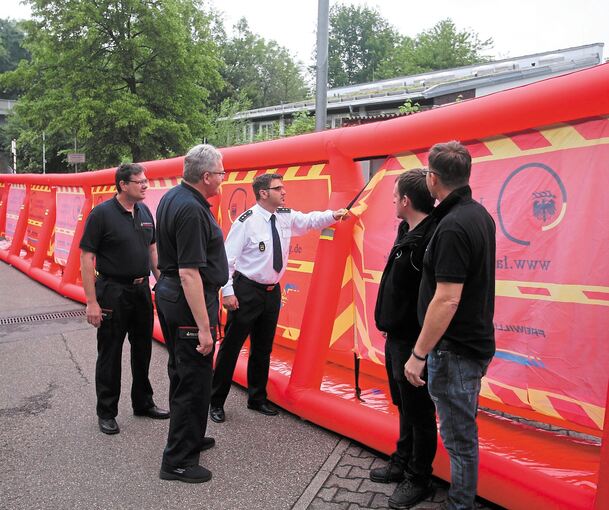 Im Mai 2018 stellt Kreisbrandmeister Andy Dorroch (weißes Hemd) die mobilen Sichtschutzwände vor. Mittlerweile haben sie sich bei einigen Einsätzen bewährt. Archivfoto: Alfred Drossel
