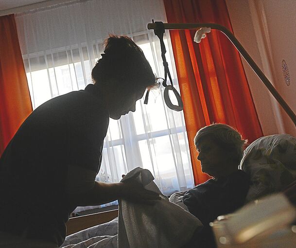 Pflegefachkräfte werden dringend gesucht, um mehr Pflegeplätze zur Verfügung zu haben. Foto: Jens Kalaene/dpa