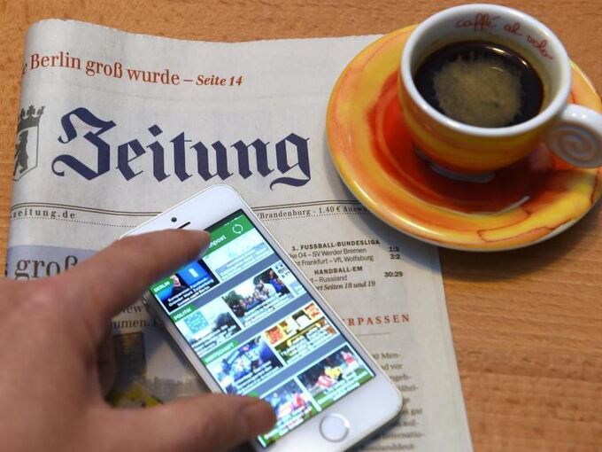Tageszeitung und Smartphone