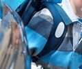 Der Junge lief laut Polizei vermutlich zwischen zwei geparkten Fahrzeugen hindurch auf die Fahrbahn. Der Junge lief laut Polizei vermutlich zwischen zwei geparkten Fahrzeugen hindurch auf die Fahrbahn.