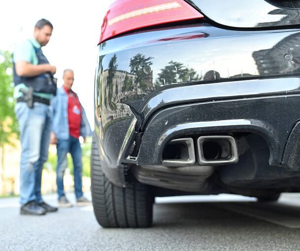 Die Polizei kontrolliert Fahrzeuge der Tuning-Szene.