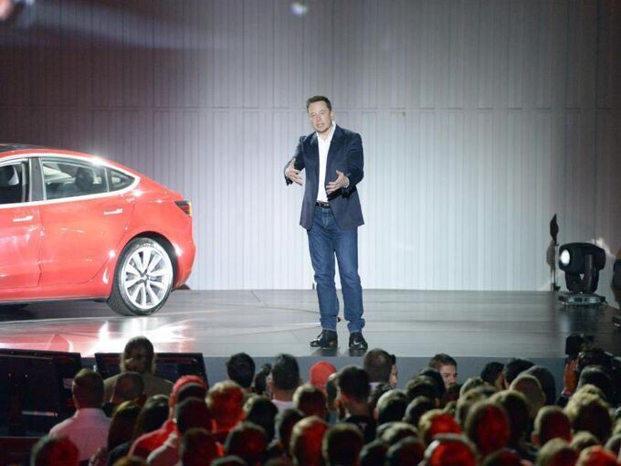 Elon Musk mit Tesla Model 3