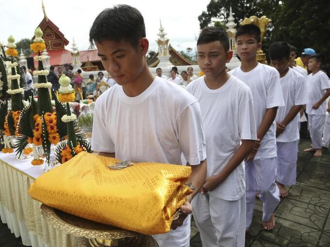 Thai-Fussballteam geht ins Kloster