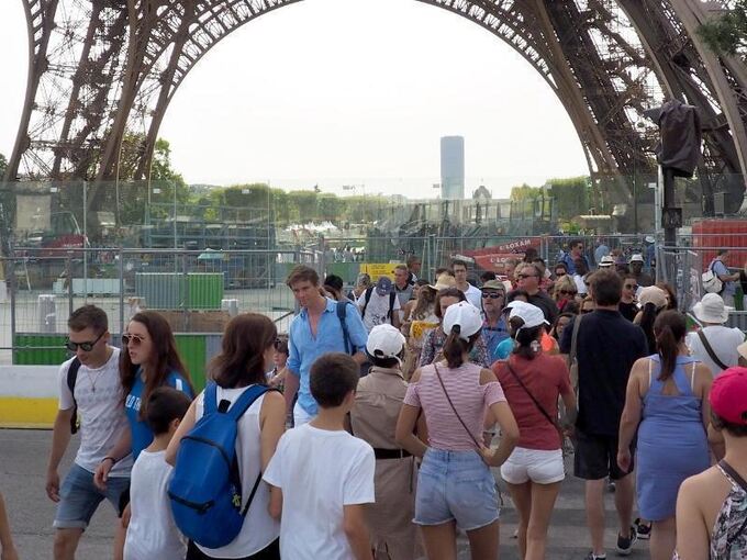 Touristen am Eiffelturm