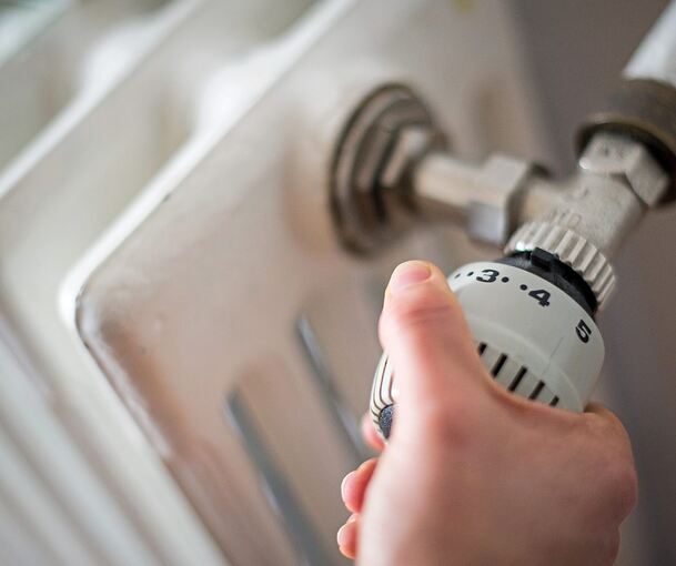 Mieter können ab 2027 einmal im Monat erfahren, wie viel sie heizen und wie viel Warmwasser sie verbrauchen.