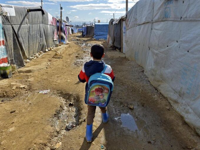 Flüchtlingskind auf dem Weg zur Schule