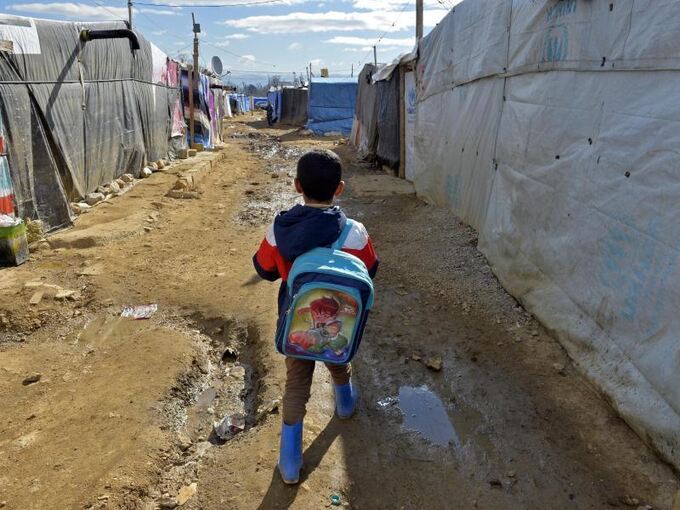 Flüchtlingskind auf dem Weg zur Schule