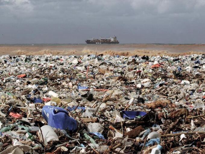 Müll am Mittelmeerstrand