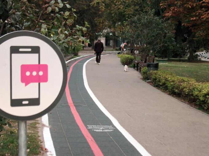 Bürgersteig-Spur für Smartphone-Nutzer