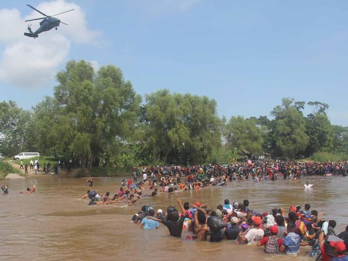 Flüchtlinge durchqueren den Fluss Suchiate