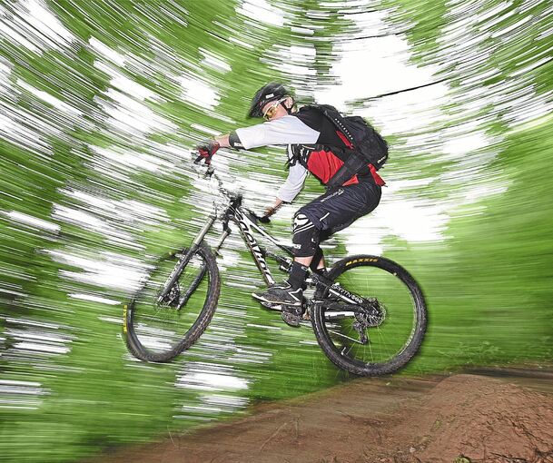 Mit Corona ist Mountainbiken durch den Wald noch mehr zur Trendsportart geworden.Archivfoto: dpa