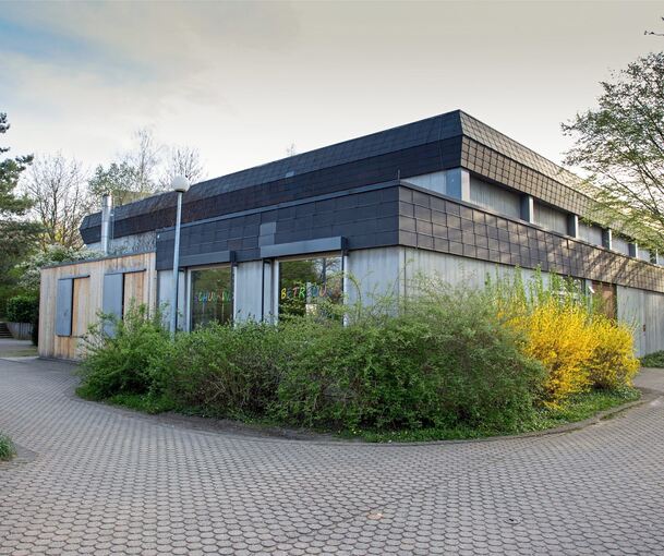 Die Mehrzweckhalle sollte abgerissen und neu gebaut werden. Durch fehlende Mittel wurde sie jedoch nur teilsaniert.