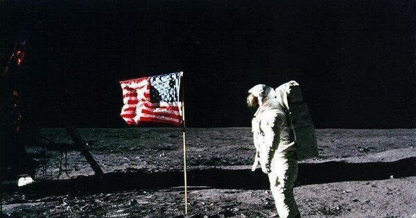 Steht Die Amerikanische Flagge Noch Auf Dem Mond