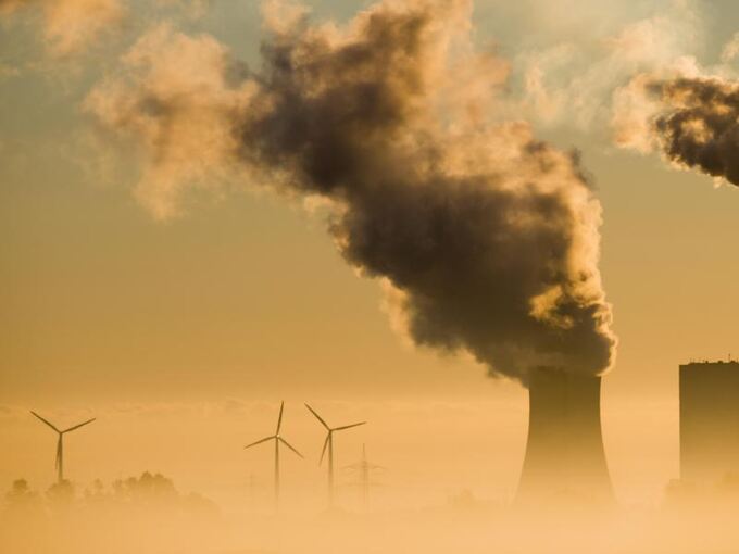 Kohlekraftwerk und Windräder