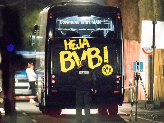 LKA-Beamter untersucht BVB-Mannschaftsbus