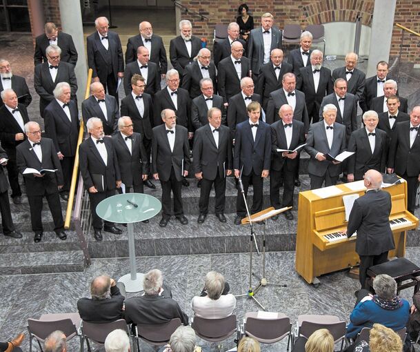 Gesang von den Rathausstufen: Der MGV beging seinen Geburtstag musikalisch aktiv. Foto: Holm Wolschendorf