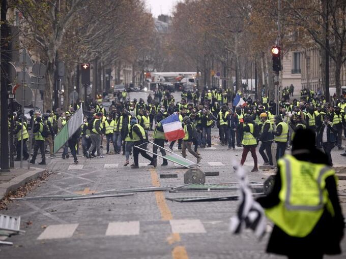 «Gelbwesten» versammeln sich an Champs-Élysées
