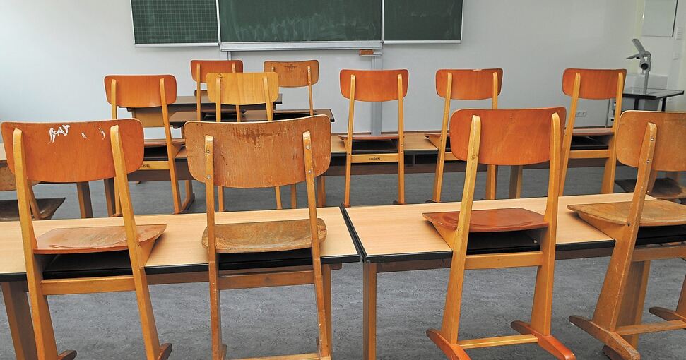 Viele Klassenzimmer bleiben leer, weil die ganze Klasse in Quarantäne ist. Foto: Stefan Merkle/stock.adobe
