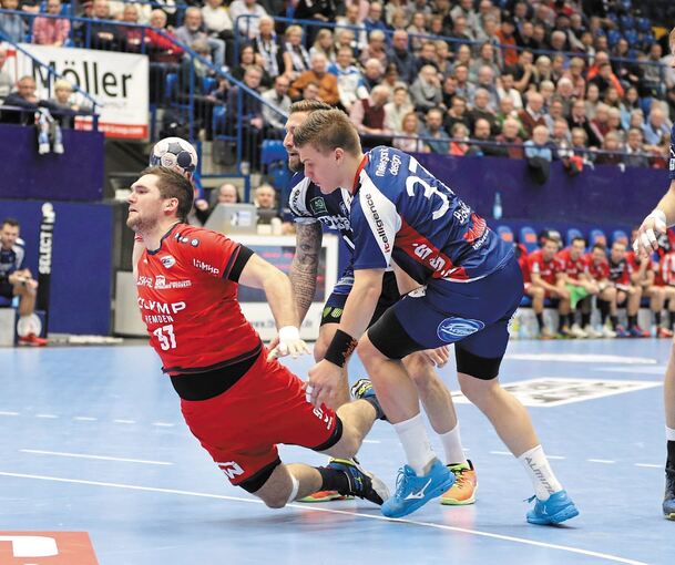 Der Bietigheimer Jonathan Fischer (links) kann sich nur selten gegen Lemgos Abwehrt mit Fabian van Olphen und Donat Bartok (rechts) durchsetzen. Foto: Eibner