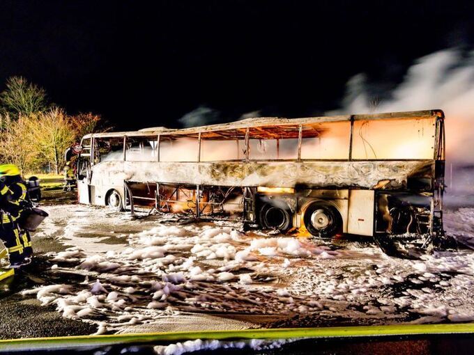 Reisebus brennt aus