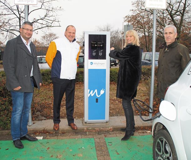 Versorgen das E-Auto der Gemeinde Möglingen mit Strom (von links): Lars Grunder von der EnBW, Bürgermeisterin Rebecca Schwaderer und der Umweltbeauftragte Michael Klumpp. Foto: privat