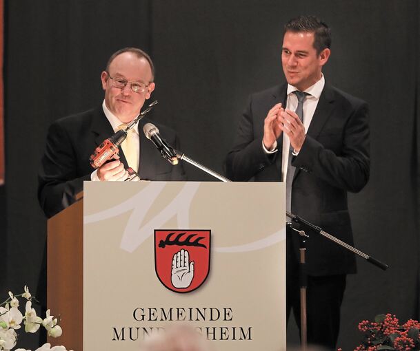 Andreas Link überreicht dem neuen Bürgermeister Boris Seitz (rechts) zur Amtseinsetzung einen Akkubohrer. Foto: Ramona Theiss