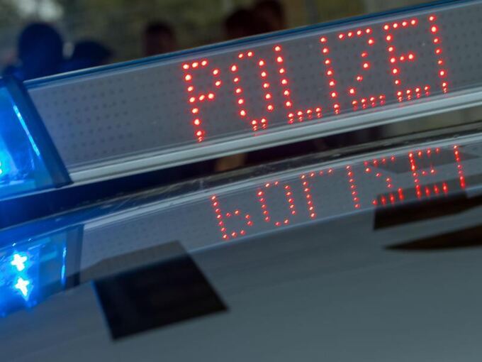 Blaulicht und Schriftzug «Polizei»