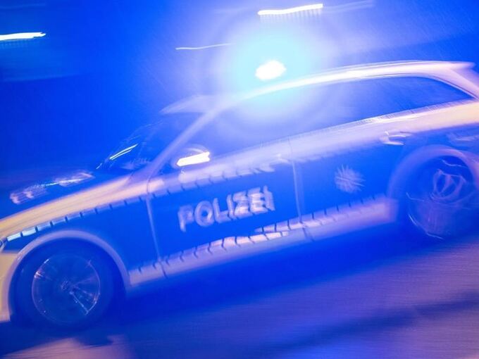 Ein Streifenwagen der Polizei mit Blaulicht