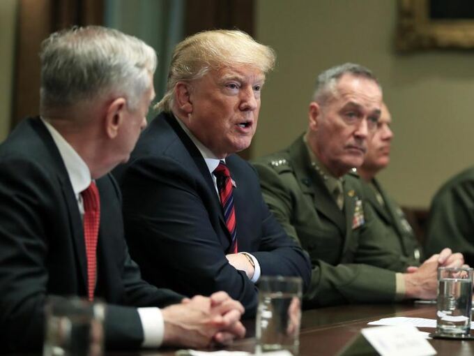 US-Präsident Trump mit Militärs