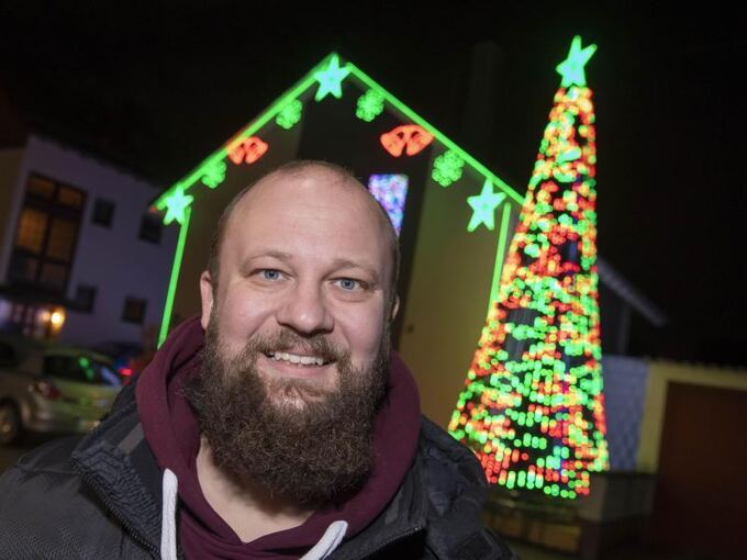 Thorsten Grüger steht vor seinem weihnachtlich beleuchteten Haus