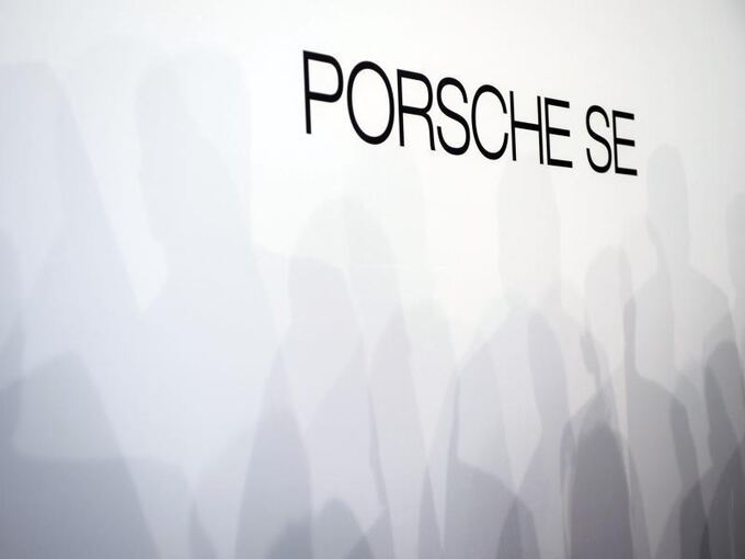 Logo der Porsche SE auf einer Wand