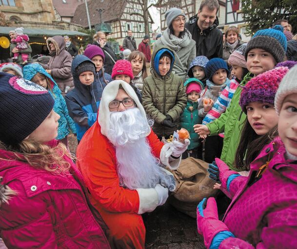 Ein Bild der Verwüstung hinterließ der Sturm auf dem Weihnachtsmarkt in Kornwestheim, wo zuvor der Nikolaus noch die Kinder beschenkt hatte.Fotos: Holm Wolschendorf /privat
