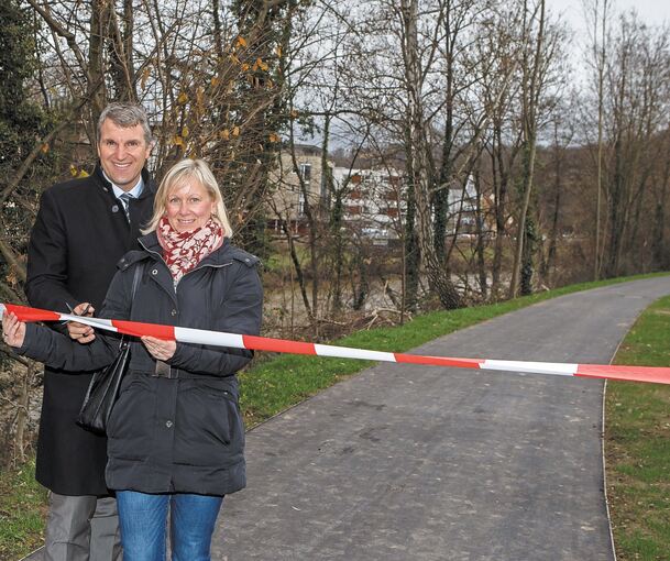 Oberbürgermeister Dirk Schönberger und Franka Hölzel von der Fachgruppe Tiefbau geben den neuen Fuß- und Radweg am linken Remsufer offiziell frei.Fotos: Oliver Bürkle