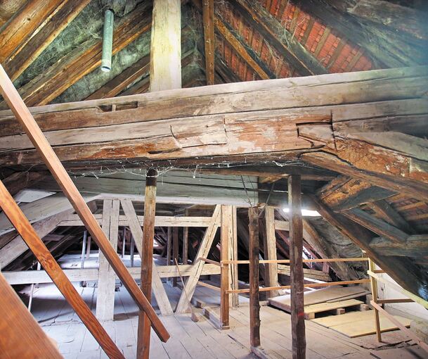 Die Instandsetzung des Dachgebälks verursacht höhere Kosten.Foto: Alfred Drossel