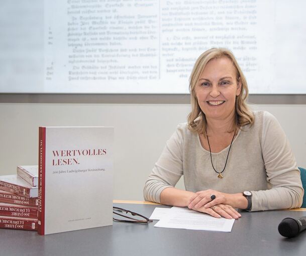 Dr. Silke Knappenberger-Jans mit dem von ihr geschriebenen Buch über die 200-jährige Geschichte der Ludwigsburger Kreiszeitung. Foto: Holm Wolschendorf