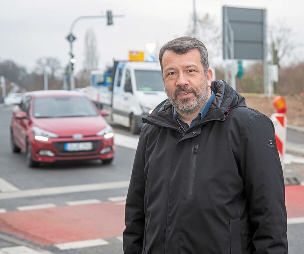 Olaf Digel ist Pfarrer in Neckarweihingen und macht sich als Anwohner Gedanken um die Verkehrsbelastung im Stadtteil. Foto: Holm Wolschendorf