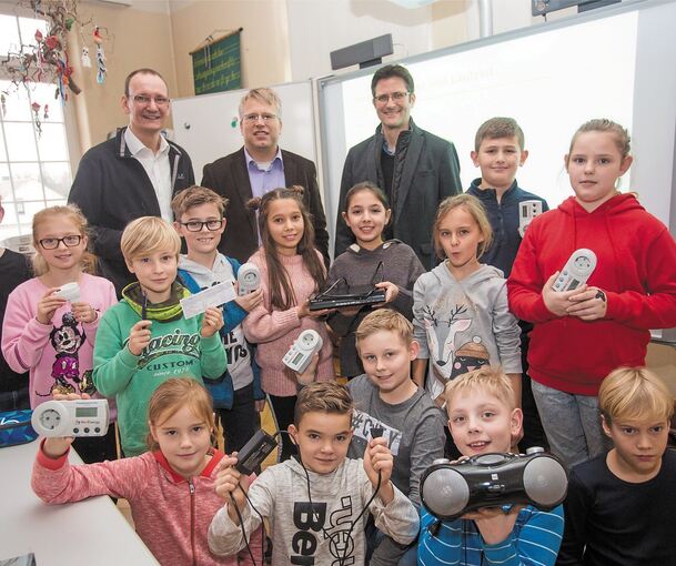 Energiemanager Martin Meyer (hinten links) erklärte den Grundschülern, wie man Strom sparen kann. Daneben: Rektor Folkert Schröder und Bürgermeister Dirk Schaible. Foto: Holm Wolschendorf