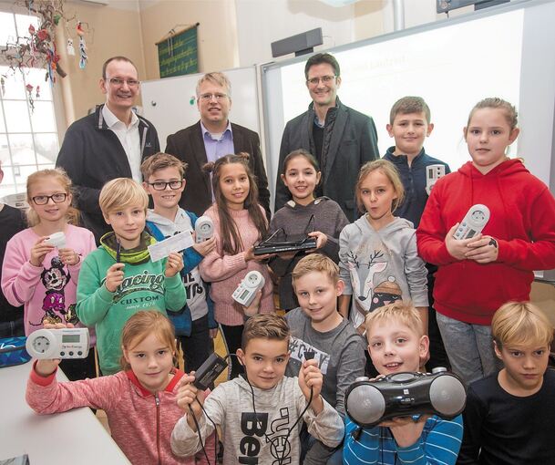 Energiemanager Martin Meyer (hinten links) erklärte den Grundschülern, wie man Strom sparen kann. Daneben: Rektor Folkert Schröder und Bürgermeister Dirk Schaible. Foto: Holm Wolschendorf