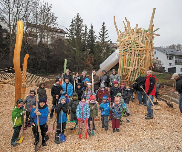 Voller Einsatz bei der Holzhackschnitzel-Aktion auf dem Schlossgartenareal. Kinder und Erwachsene packten kräftig mit an. Foto: Oliver Bürkle