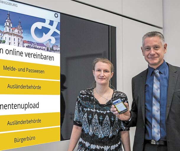 Sabine Schmieder und Jürgen Schindler von der Stadtverwaltung präsentieren die neue Bürger-App. Foto: Benjamin Stollenberg