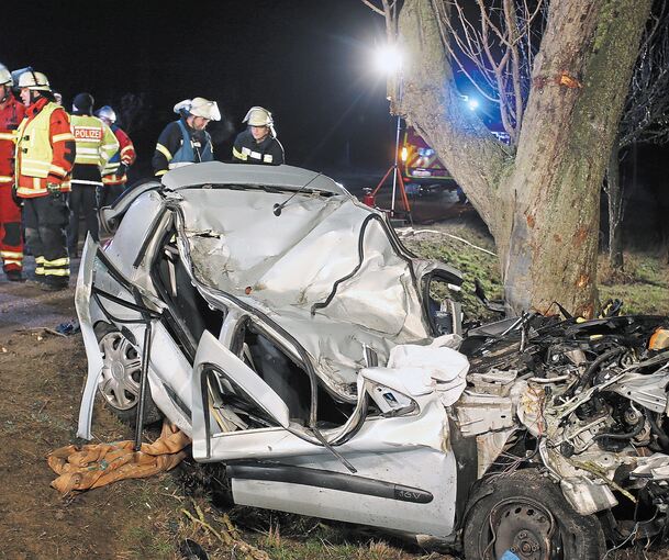 Ein 26 Jahre alter Autofahrer ist am frühen Dienstagmorgen gegen 5.35 Uhr auf der Landstraße zwischen Markgröningen und der B 10 in einer leichten Linkskurve bei Glatteis von der Fahrbahn abgekommen. Die Polizei geht davon aus, dass der junge Mann zu