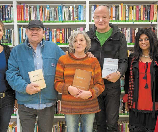 Erzählen in der Stadtbibliothek aus ihrem Leben (von links): Mihajlo Raskovic, Stefanie Karadas und Michael Nagel. Foto: Holm Wolschendorf
