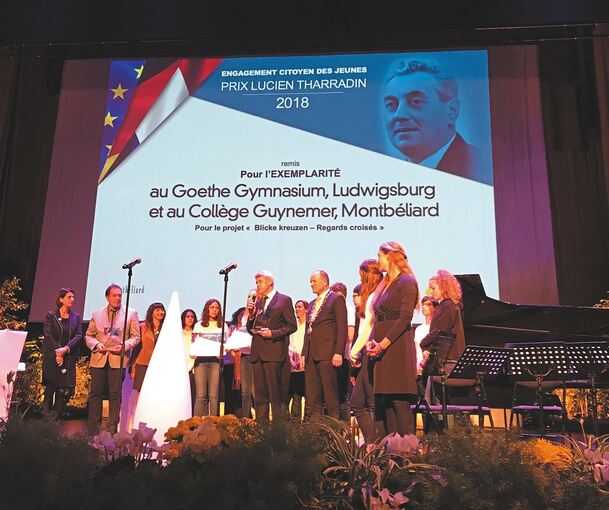 Wolfgang Medinger vom Goethe-Gymnasium (Bildmitte mit Mikrofon) nimmt den Preis in Montbéliard entgegen. Foto: Stadt Ludwigsburg