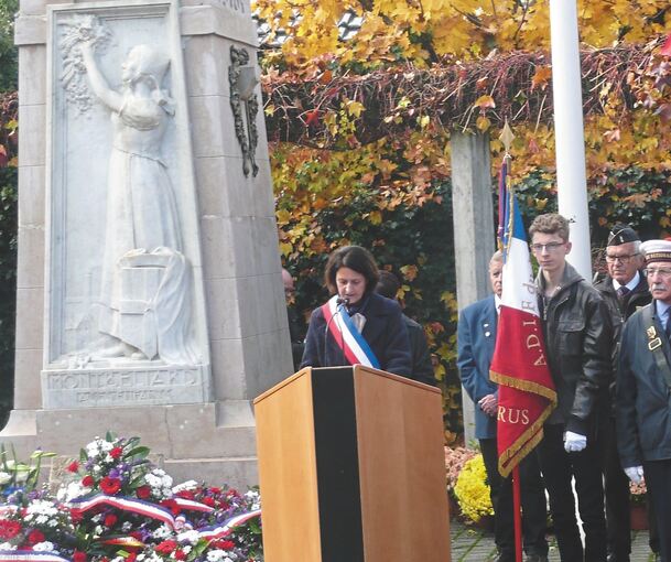Bürgermeisterin Marie-Noelle Biguinet beim Ehrenmal für die Toten. Die Ludwigsburger Delegation verteilt Friedenstauben aus Lebkuchenteig. Fotos: Stadt Ludwigsburg