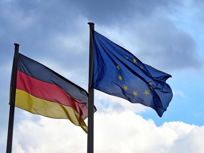 Deutschland- und Europafahne