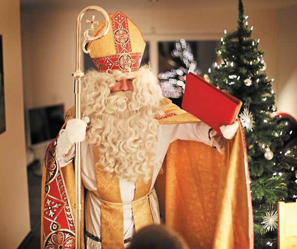Sobald Andreas Kurz in seinem Gewand steckt, spielt er die Rolle des Nikolauses. Fotos. Ramona Theiss