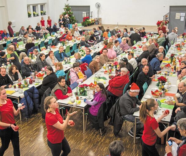 Über 200 Menschen kamen an Heiligabend in die Feuerseemensa. Dort sorgte unter anderem die Artistik-AG des Mörike-Gymnasiums für gute Stimmung (links). Bereits am vierten Advent fand das große Weihnachtsessen für alle bei der Adventgemeinde statt (re