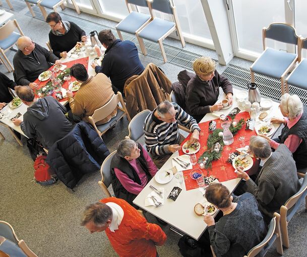 Über 200 Menschen kamen an Heiligabend in die Feuerseemensa. Dort sorgte unter anderem die Artistik-AG des Mörike-Gymnasiums für gute Stimmung (links). Bereits am vierten Advent fand das große Weihnachtsessen für alle bei der Adventgemeinde statt (re